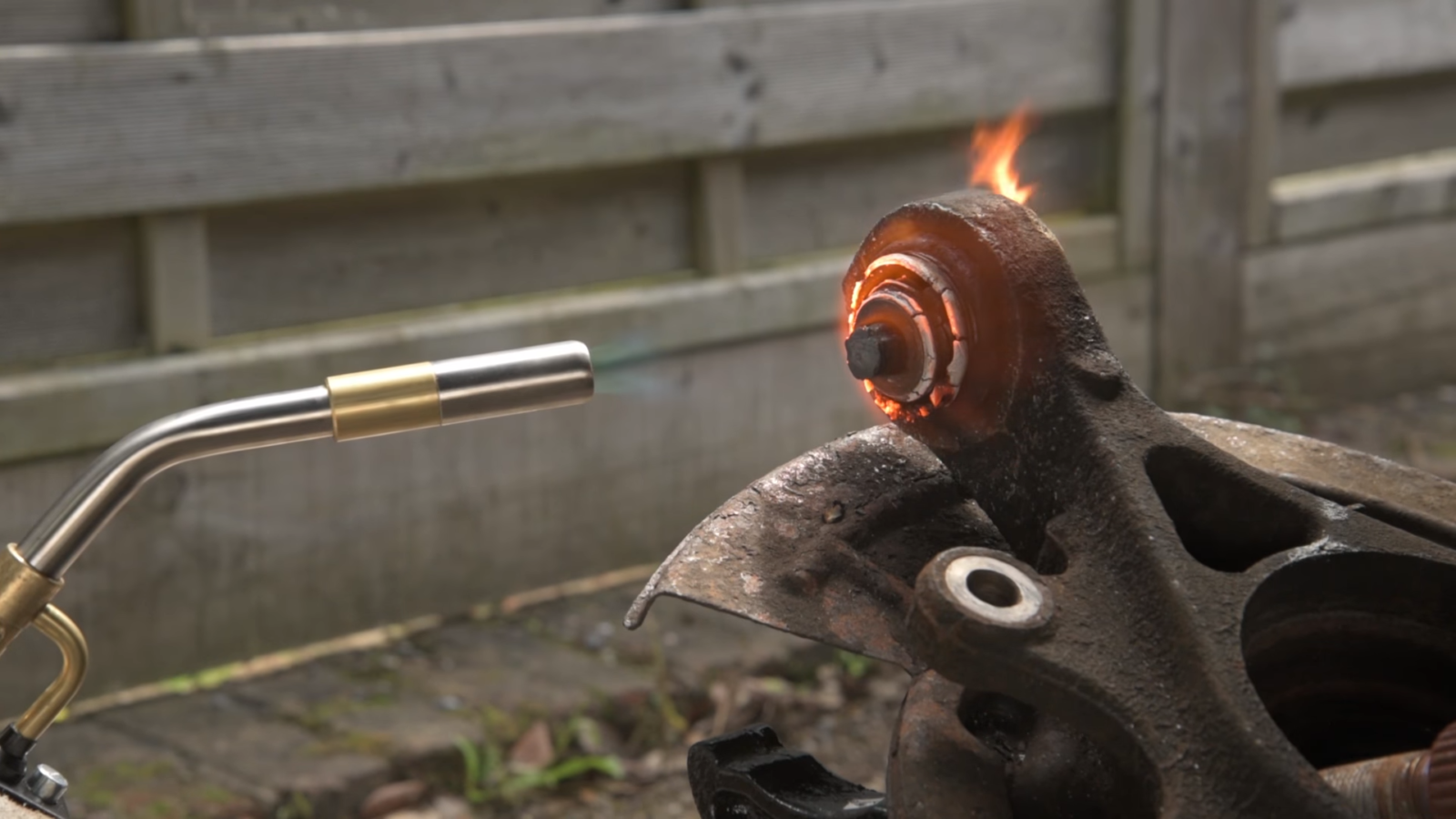 How to Cut a Bolt in a Tight Space? ToolsProfy