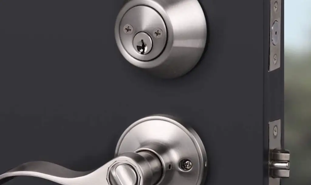 Steps to Follow on How to Open a Deadbolt Lock With A Screwdriver