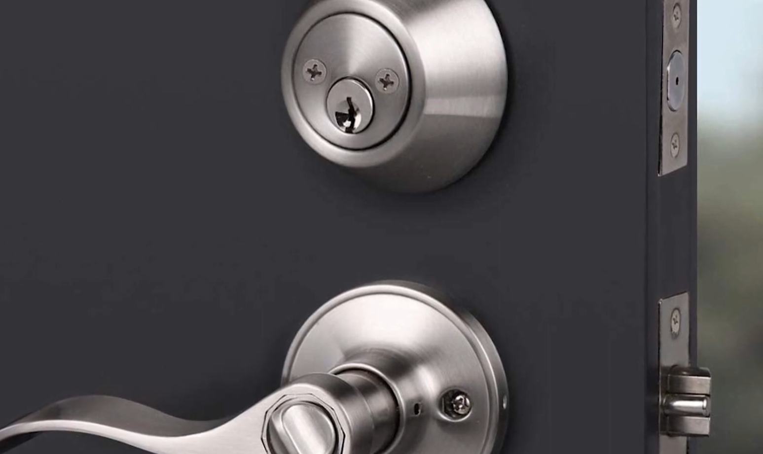 Screwdriver Lock How to Open a Deadbolt Lock With a Screwdriver? - ToolsProfy