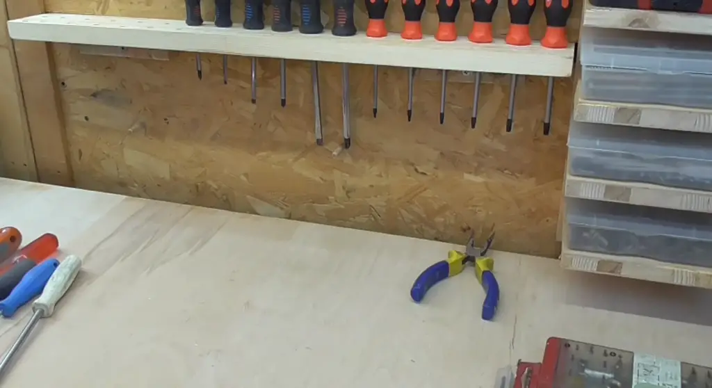 Easy and handy DIY wood screwdriver organizer