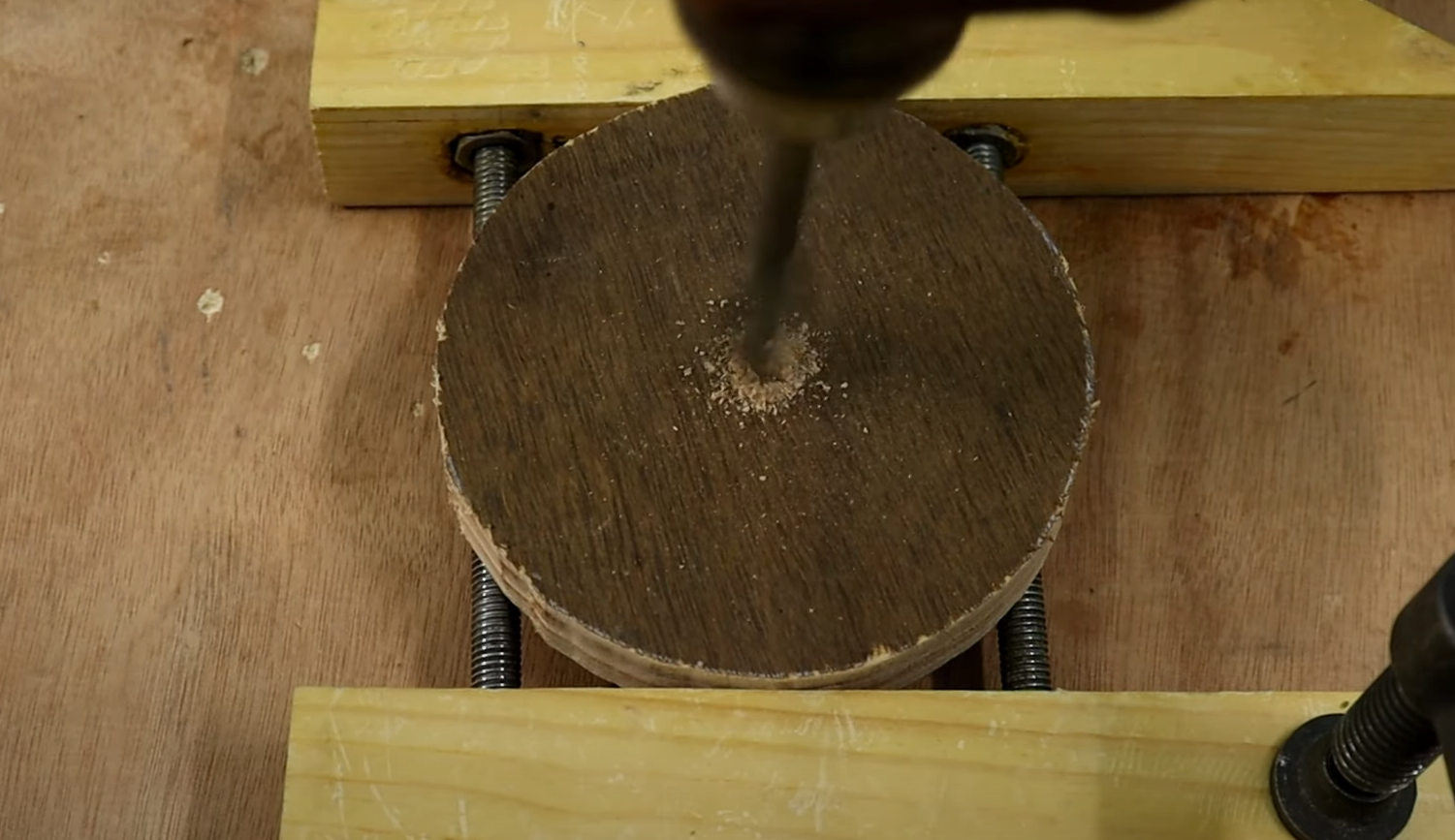 How to Attach a Sandpaper to an Orbital Sander? ToolsProfy