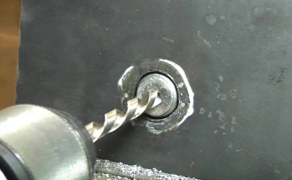 6-Step Guide on How to Use Left-Handed Drill Bits to Drill a Bolt