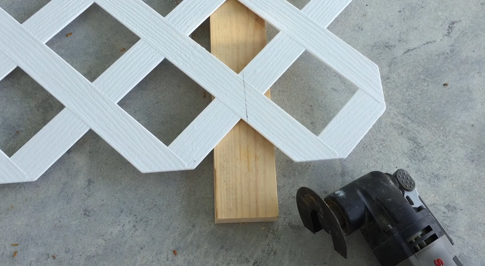 How to Cut Vinyl Lattice Without Power Tools? ToolsProfy