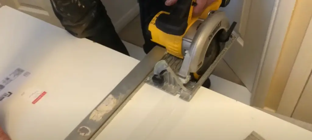 Can you use a circular saw to cut melamine?