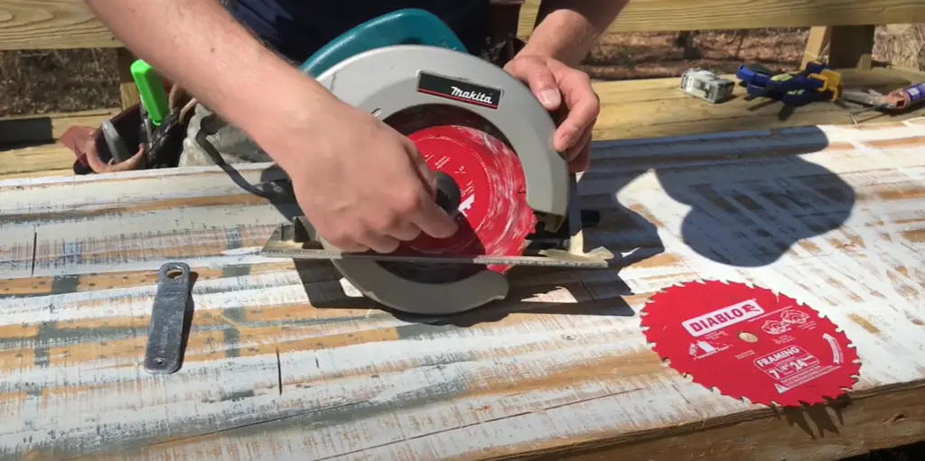 How does a circular saw work?