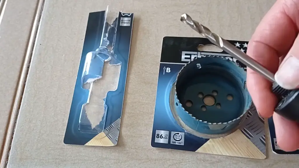 Putting a Hole Saw Together