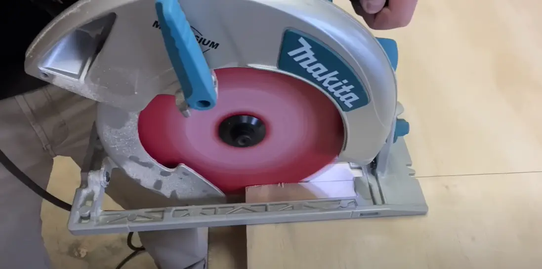 how-to-cut-straight-with-circular-saw-toolsprofy