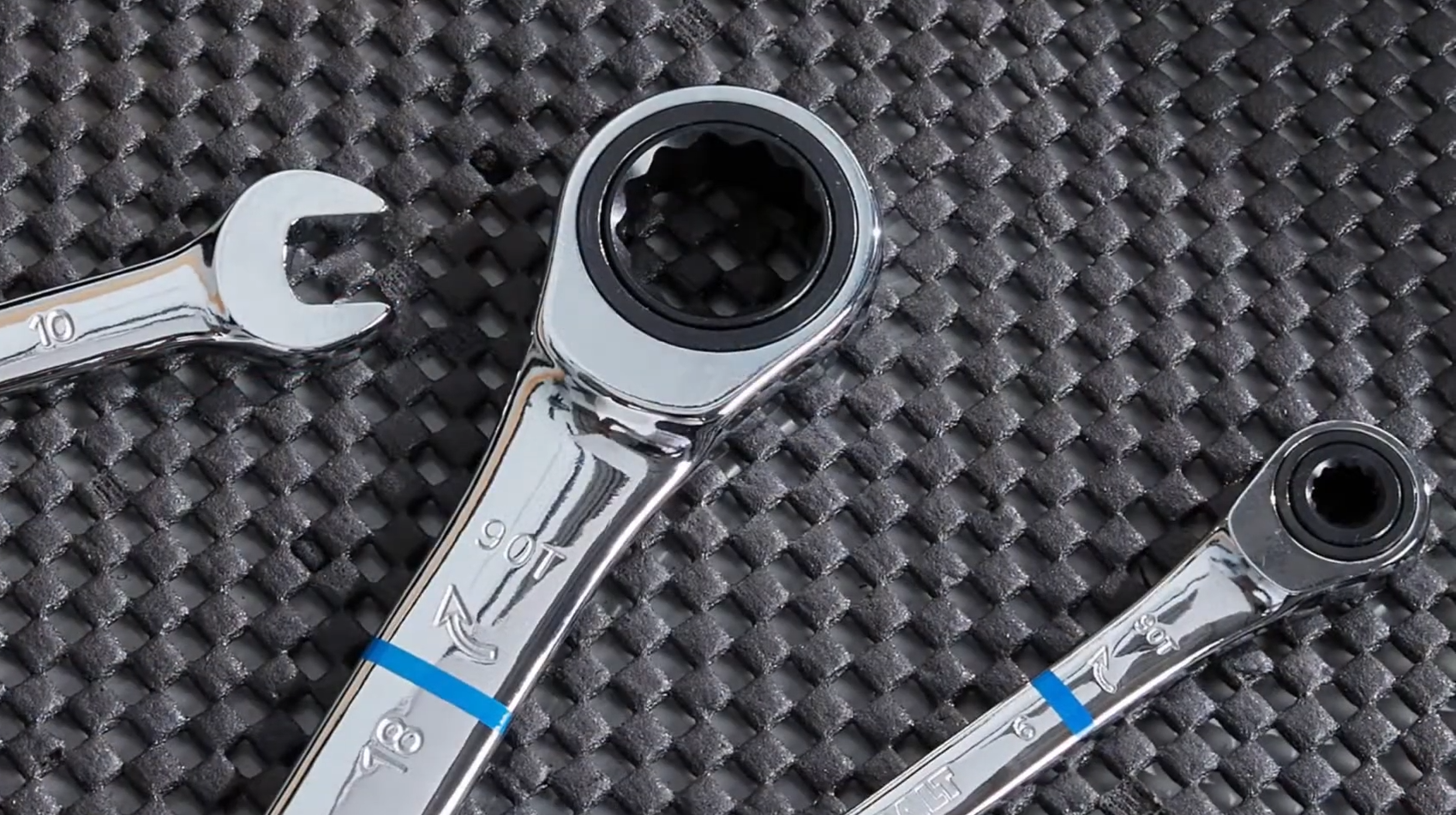 Socket Wrench vs. Torque Wrench What’s the Difference? ToolsProfy